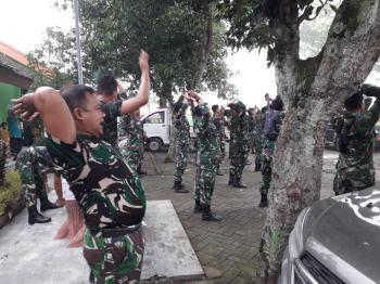 Anggota Satgas TMMD Bojonegoro Melakukan Pelemasan Usai Olahraga